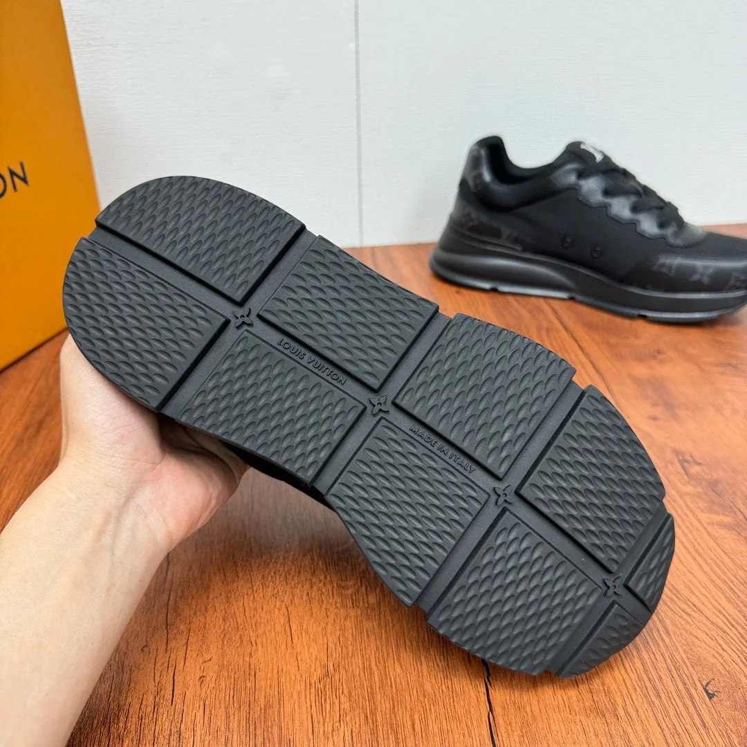 Men's shoes: 480💰LV Classic men's sports shoes are shipped. Lightweight thick-soled chubby bread shoes, super versatile and multiple styles are coming! This sneaker is made of smooth cowhide punching and grained cowhide stitching to create an elegant design. Grained cowhide is stitched with technical mesh, and smooth cowhide and grained cowhide are combined in multiple styles. The color is classic and versatile, and it can be easily integrated into various styles. The eye-catching LV letters are marked on the side of the shoe, the tongue is decorated with LV embroidered letter web logo, the brand logo is screen-printed on the heel, and the lightweight rubber outsole is embellished with Vuitton's personalized logo. The fabric-lined foot pads make your feet fashionable, handsome and versatile! Comes with full original packaging! Size: 38-44, customized 45